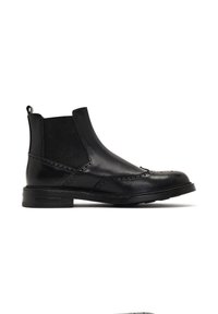 Botas chelsea de cuero negro con paneles elásticos en los laterales, detalles decorativos de brogue, suela plana y lengüeta en la parte posterior.