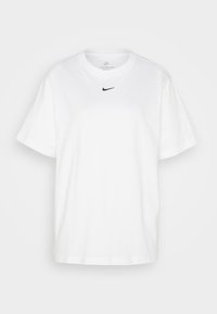 Vit kortärmad t-shirt av bomull med rund halsringning och en liten svart Nike-logotyp mitt på bröstet.