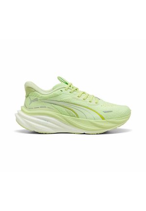 Chaussure de course Puma vert clair avec semelle blanche épaisse, tige en mesh et fermeture à lacets, vue de côté sur fond blanc.