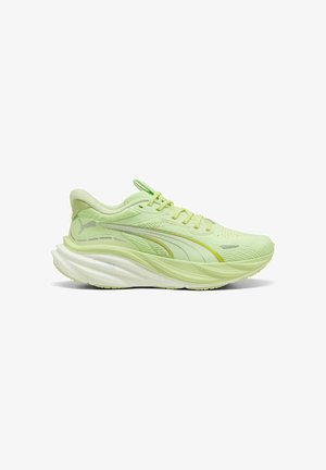 Chaussure de course Puma vert clair avec semelle blanche épaisse, tige en mesh et fermeture à lacets, vue de côté sur fond blanc.