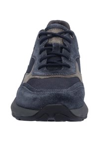 Marineblaue Sneaker aus einer Mischung von Wildleder und Leder, mit schnürbarem Design und einer strukturierten Gummisohle für Grip und Unterstützung.