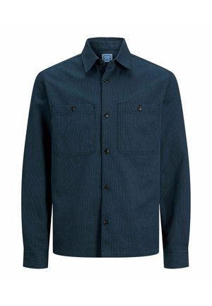 Granatowa koszula zapinana na guziki, wykonana z teksturowanej tkaniny, z dwoma kieszeniami na piersi i klasycznym kołnierzem. Posiada czarne guziki i długie rękawy.