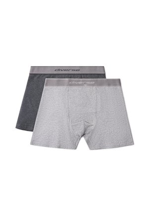 Dwie pary męskich bokserów w jasnoszarym i ciemnoszarym kolorze z elastycznymi pasami w talii z logo, ułożone płasko na białym tle.