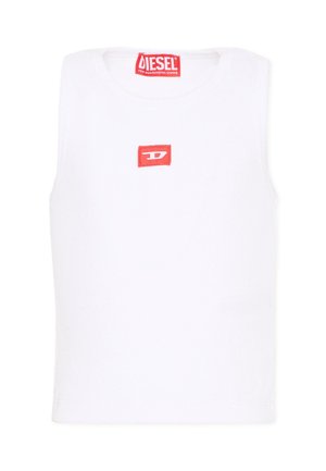 Canotta bianca senza maniche con un piccolo logo rettangolare rosso raffigurante una "D" bianca sul petto e un'etichetta rossa del marchio Diesel all'interno del colletto.