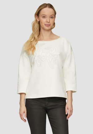 Weißer Pullover mit Dreiviertelärmeln, der ein floral gesticktes Design auf der Vorderseite aufweist. Weiche Textur, lässige Passform und Bootsausschnitt.
