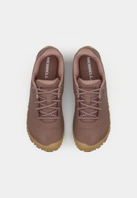 Chaussures de randonnée marron avec un dessus texturé, des lacets à motifs et des semelles en caoutchouc. Présente un logo de marque bien visible sur la languette.