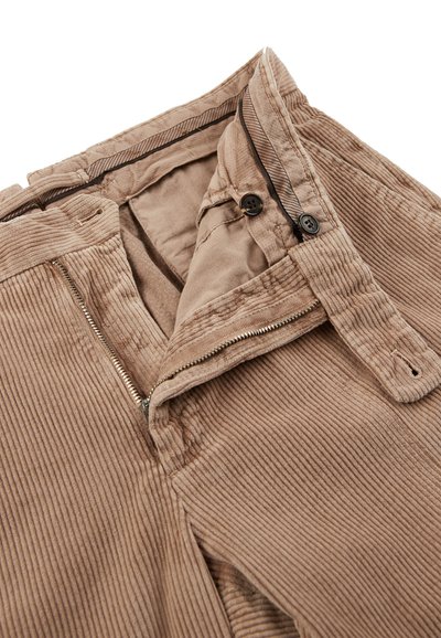 Brązowe spodnie z korduroju z zamkiem błyskawicznym, zapięciem na guzik i miękką teksturą z wyraźnym prążkowanym wzorem; wnętrze podszyte gładkim materiałem.