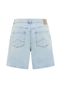 Shorts de mezclilla azul claro con corte recto, que cuentan con dos bolsillos traseros y una etiqueta de cuero en la cinturilla. Textura suave, diseño casual.