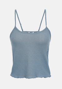 Μπλε πλεκτό crop top με λεπτές τιράντες, ελαφρύ βολάν στο τελείωμα και ρυθμιζόμενες τιράντες σε μονόχρωμο φόντο.