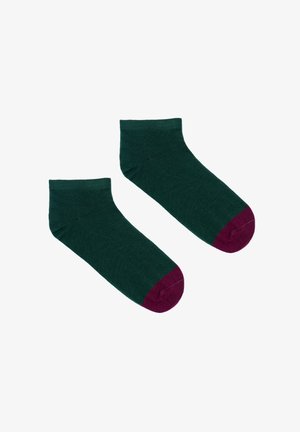 Zielone skarpetki do kostki z bordowym palcem. Wykonane z miękkiego materiału, mają żebrowany mankiet oraz bezszwową konstrukcję. Idealne do codziennego użytku.