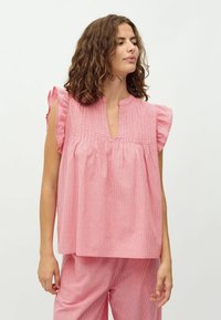 Blusa a righe rosa con maniche arricciate, scollatura a V e dettagli plissettati. Realizzata in tessuto leggero, offre una vestibilità comoda.