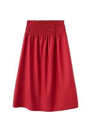 Falda roja en línea A con cintura ancha elástica fruncida, hasta la rodilla, hecha de tela lisa, mostrada plana sobre fondo blanco.