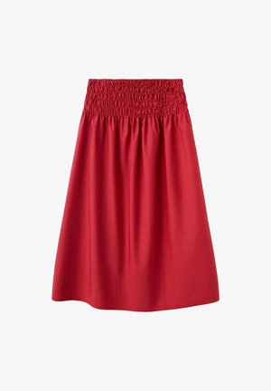 Falda roja en línea A con cintura ancha elástica fruncida, hasta la rodilla, hecha de tela lisa, mostrada plana sobre fondo blanco.