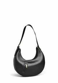 Bolso de mano de cuero negro con forma de media luna, que cuenta con un bolsillo con cremallera dorada y una sola correa. Textura suave y diseño minimalista.