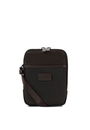 Petit sac bandoulière rectangulaire noir et brun foncé avec partie supérieure en cuir texturé, double fermeture éclair et bandoulière en tissu réglable.