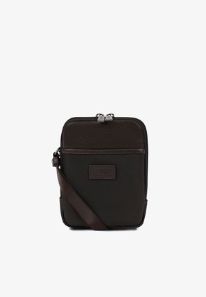 Petit sac bandoulière rectangulaire noir et brun foncé avec partie supérieure en cuir texturé, double fermeture éclair et bandoulière en tissu réglable.