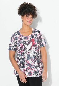 Kortærmet T-shirt med et farverigt abstrakt mønster i mørke, lyserøde og hvide nuancer. Indeholder et fremtrædende logo på forsiden.