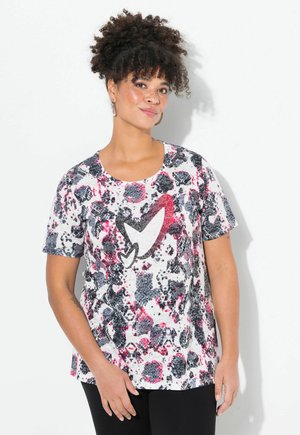 Kortærmet T-shirt med et farverigt abstrakt mønster i mørke, lyserøde og hvide nuancer. Indeholder et fremtrædende logo på forsiden.