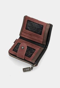 Braune und schwarze Geldbörse mit Reißverschluss, mehreren Kartenfächern, klarem Ausweisfenster, strukturiertem Leder und Metallbeschlägen.