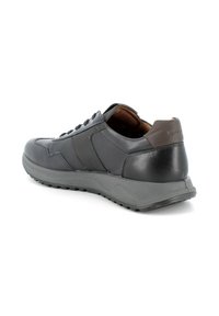 Sneaker in pelle grigia con suola in gomma, caratterizzato da un design low-top, punta rotonda e accento marrone sul tallone. Chiusura con lacci visibile.