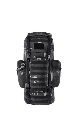 Čierno-sivý maskáčový taktický batoh s viacerými zipsovými priehradkami, nastaviteľnými popruhmi a MOLLE páskami na pripevnenie výstroja.