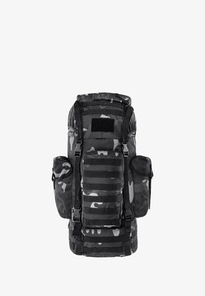 Fekete és szürke terepmintás taktikai hátizsák több cipzáras rekesszel, állítható pántokkal és MOLLE hálós panelekkel a felszerelés rögzítéséhez.