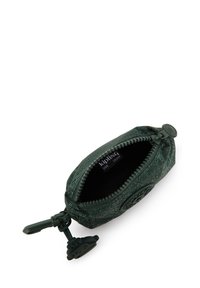 Kompakte grüne Tasche mit texturierter Oberfläche, Reißverschluss und rundem Logoakzent. Innen schwarz, mit Markenlabel.