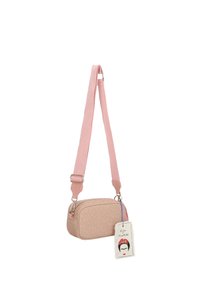 Bolso cruzado de color rosa claro con una base texturizada en beige que presenta pequeños puntos rosas. Acentuado con una correa rosa y una etiqueta decorativa.