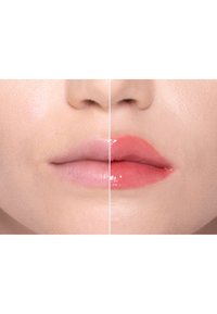 Lippenvergelijking: de linkerkant is licht nude met een matte afwerking; de rechterkant is helder koraal met een glanzende glans. Zijdezachte textuur, goed gedefinieerde vorm.