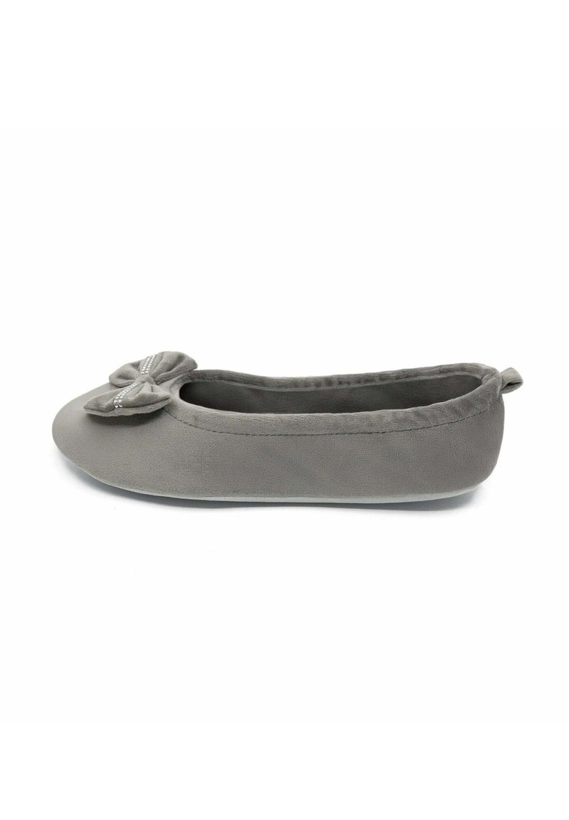 Ballerines en tissu gris avec un bout rond, ornées d'un nœud décoratif agrémenté de petites perles. Texture douce et semelle flexible.