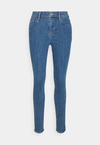 Jeans de denim azul delgado con un lavado desgastado, cierre de botón de acero, diseño de cinco bolsillos y costuras estándar. Textura suave.