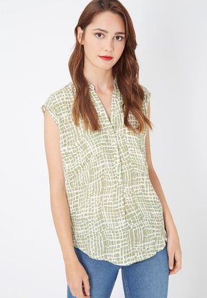 Blusa de manga corta de color verde claro con un patrón de cuadrícula, hecha de una tela delgada y texturada. Presenta un escote en V y un ajuste relajado.