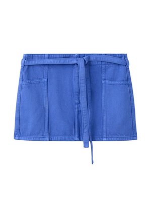 Minifalda vaquera azul con bolsillos parche delanteros y cinturón de tela anudado en la cintura, mostrada sobre un fondo blanco.