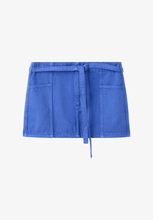Blauer Jeans-Minirock mit aufgesetzten vorderen Taschen und einem gebundenen Stoffgürtel in der Taille, dargestellt auf weißem Hintergrund.