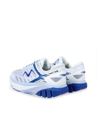 Baskets de sport blanches et bleues avec un supérieur en mesh, une semelle intermédiaire texturée et un talon proéminent. Semelle extérieure en caoutchouc avec des rainures distinctes.