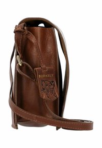 Borsa a tracolla in pelle marrone con finitura liscia, dotata di un'etichetta rimovibile impresso con un design di leopardo e un logo dorato.