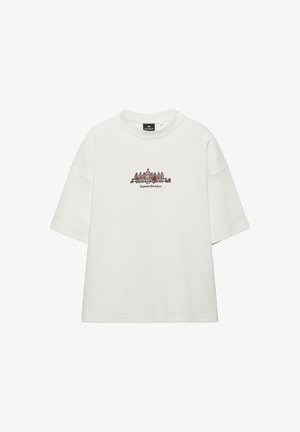 Bela kratka majica s kratkimi rokavi z majhno osrednjo grafiko košarkarjev, ki sedijo na klopi, in besedilom "La passion fait la force."