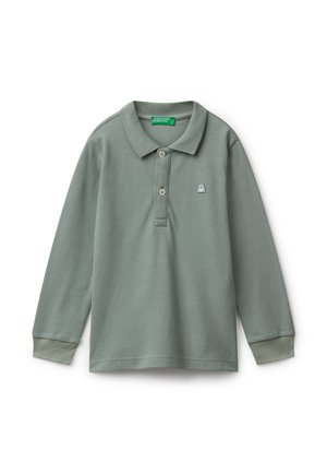 Langärmliges Poloshirt in Salbeigrün mit zwei Knöpfen, gerippten Bündchen und kleinem weißen gestickten Logo auf der Brust.