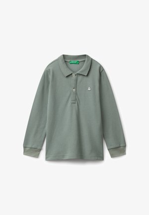 Langärmliges Poloshirt in Salbeigrün mit zwei Knöpfen, gerippten Bündchen und kleinem weißen gestickten Logo auf der Brust.