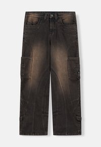 Spodnie typu cargo z ciemnoszarego denimu o wyblakłym wykończeniu, szerokimi nogawkami, bocznymi kieszeniami i unikalnymi wzorami szwów. Zapięcie na metalowy guzik.