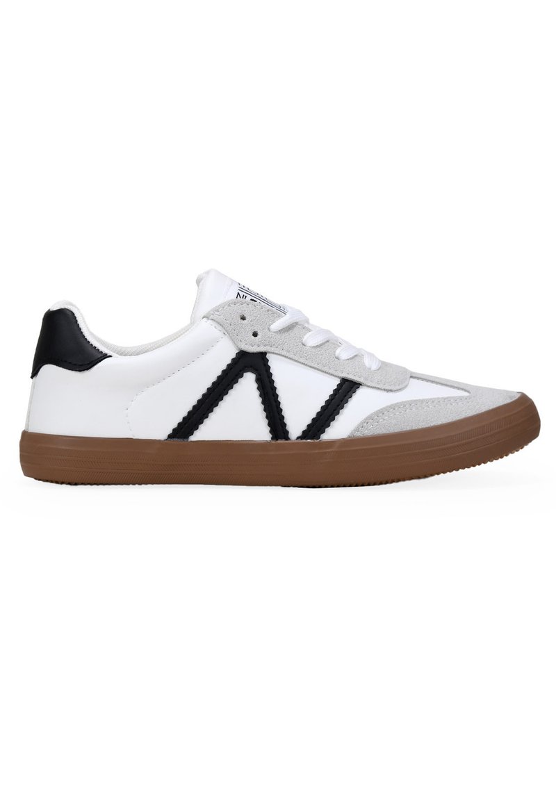 Weißer Sneaker mit schwarzen und grauen Akzenten, strukturiertem Gummisohle, Schnürverschluss und einem dreieckigen Design auf der Seitenfläche.