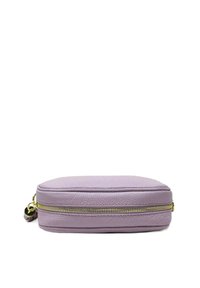 Pochette zip con zip in pelle viola, dal texture liscia, con hardware della zip in oro e un design sottile e rettangolare.