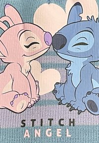 Ilustración de un dibujo animado de un conejo rosa y una criatura azul mirándose el uno al otro contra un fondo de rayas azul claro, con el texto "STITCH ANGEL".