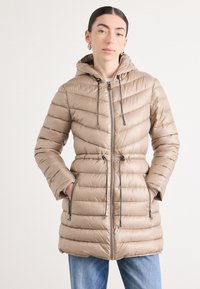 Giacca puffer cappuccio beige con design aderente, motivo a righe verticali, vita regolabile con cordino e zip frontale. Presenta tasche laterali.