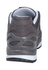 Grauer Sportschuh mit einem Obermaterial aus Wildleder und Mesh, gepolstertem Schaft und Gummisohle. Verfügt über Aussparungen an der Ferse für Belüftung.