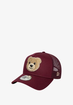 Cappellino bordeaux con un volto di orso ricamato nella parte anteriore. Presenta pannelli laterali in rete, visiera curvata e una fascia regolabile.