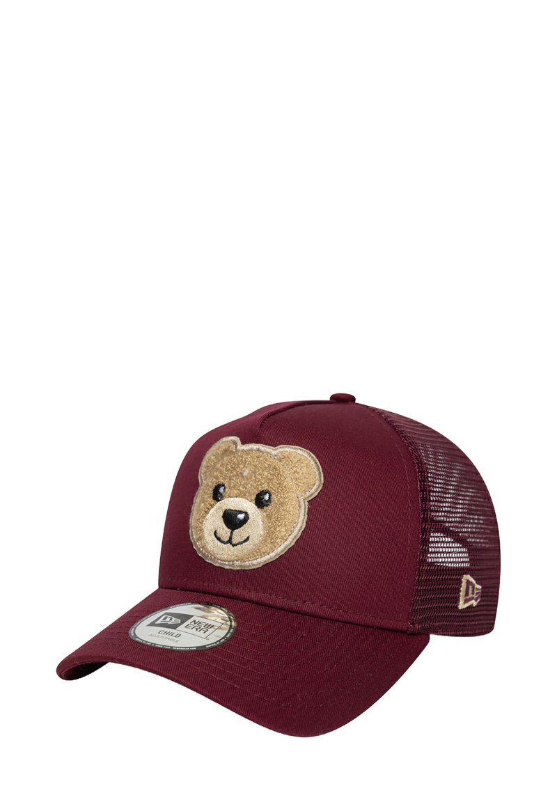 Cappellino bordeaux con un volto di orso ricamato nella parte anteriore. Presenta pannelli laterali in rete, visiera curvata e una fascia regolabile.