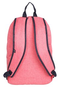 Sac à dos en tissu rose avec des sangles et des bordures bleu marine. Il dispose d'une poignée supérieure et de boucles latérales ajustables pour une fermeture sécurisée. Surface texturée visible.