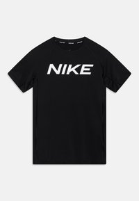 Camiseta negra de Nike con mangas cortas, que presenta un gran logotipo blanco de "NIKE" en el frente y una textura de tela suave y ligera.