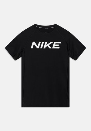 Schwarzes Nike-T-Shirt mit kurzen Ärmeln, das ein großes, weißes "NIKE"-Logo auf der Vorderseite zeigt und aus einem glatten, leichten Stoff gefertigt ist.